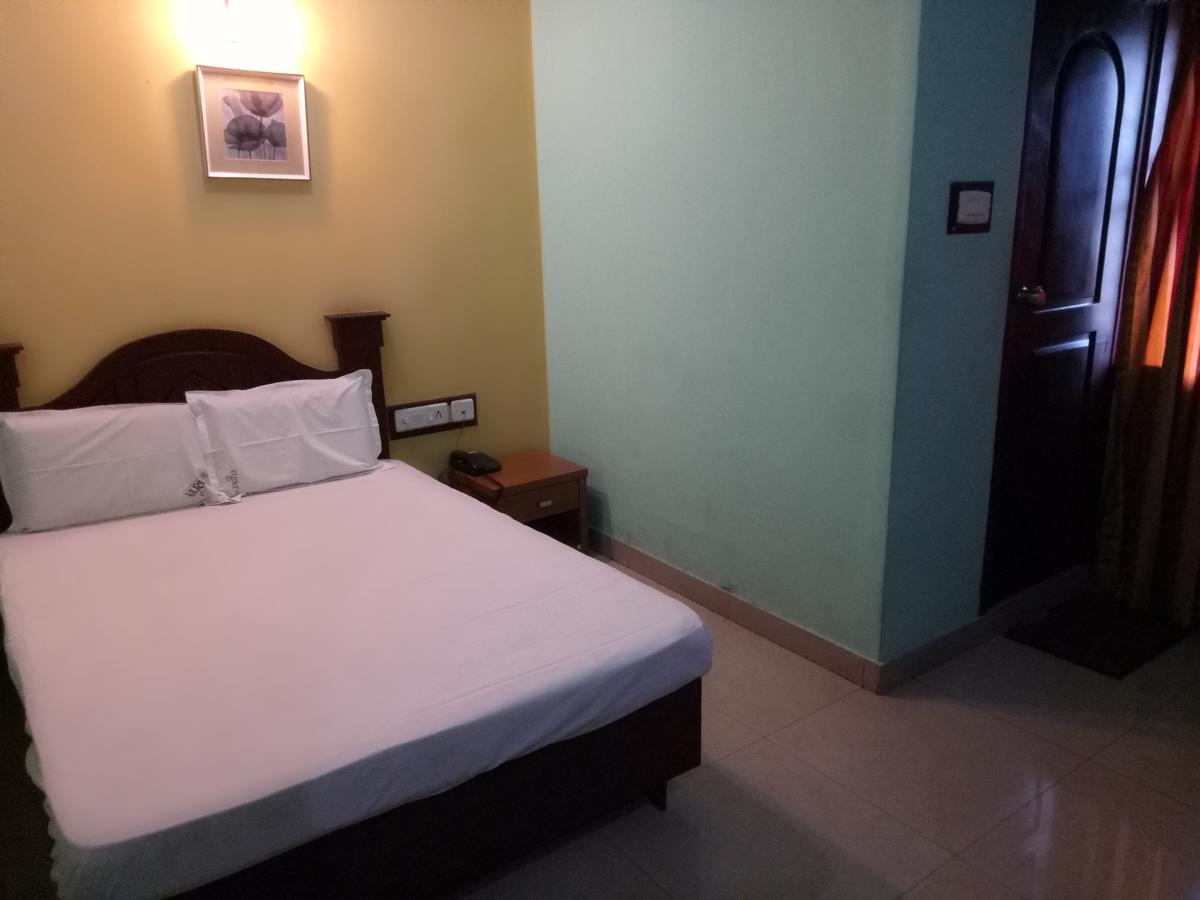 Hotel Priya Chengannur Luaran gambar